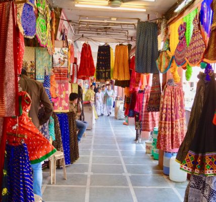 Exploring the Markets of Jaipur – Shopping and Bargaining Tips!